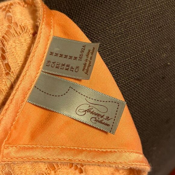 Forever 21 Women's Peach Open Back Sleeveless Lined Lace Peplum Blouse - Picture 6 of 7